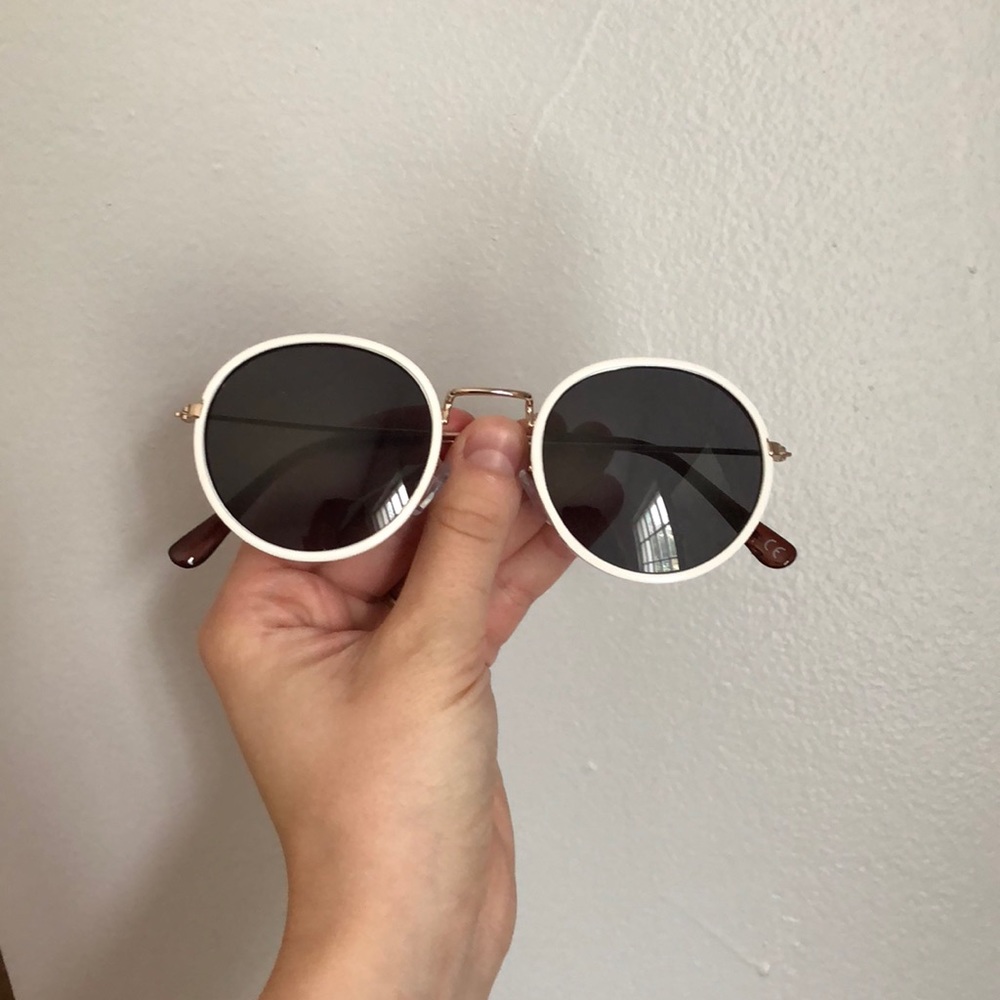 Trendy White rim round sun glasses